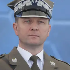 Generał Tomasz Włodarek w mundurze wojskowym, z orłem na piersi i gwiazdkami na naramiennikach, podczas uroczystości.