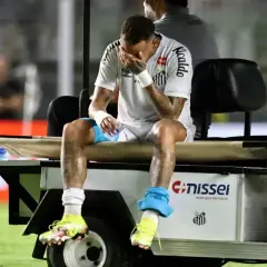 Neymar siedzi na wózku, zakrywając twarz dłońmi. Wygląda na to, że jego **neymar kontuzja** jest poważna.