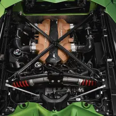 Silnik V12 Lamborghini Aventador SVJ w całej okazałości, z elementami z włókna węglowego i miedzianymi pokrywami.