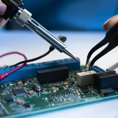 Naprawa uszkodzeń mechanicznych falownika. Precyzyjne lutowanie i manipulowanie elementami na płytce drukowanej.