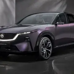 Elegancka, fioletowa mazda elektryczna CX-6e z nowoczesnym oświetleniem LED i designerskimi felgami.