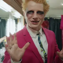 Ed Sheeran w różowej marynarce i makijażu wampira, gotowy do wykonania swoich największych przebojów.