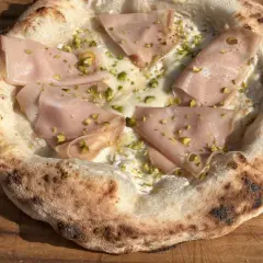 Pizza mit zartem, luftigem **pizza teig frische hefe**, belegt mit Mortadella und Pistazien.