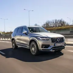 Srebrne Volvo XC90 jedzie autostradą. Kierowca zastanawia się nad jego spalaniem.