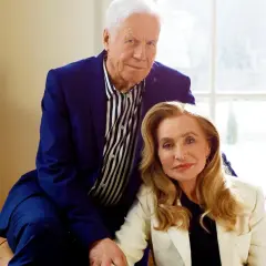 Marek Żołędziowski z żoną, elegancka para na tle okna.