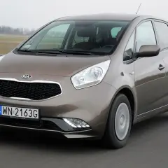 Brązowa Kia Venga 1.6 benzyna w ruchu drogowym.