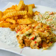 Pyszna shoarma drobiowa z serem, chrupiącymi frytkami, surówką i sosem czosnkowym.