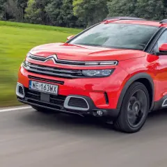 Czerwony Citroën C5 Aircross w ruchu drogowym, podczas testu dla Auto Świata.