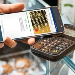 Zbliżasz telefon do terminala, by zapłacić. Szybko i wygodnie, jak widać na ekranie, można dokonać płatności zbliżeniowej.