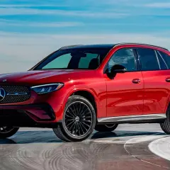 Rojo brillante Mercedes GLC 2023, un SUV elegante. ¿Buscas mercedes alternative opiniones? Este modelo es una gran opción.