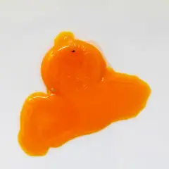 Un œuf rouge, éclatant sur une surface blanche, sa texture liquide et vibrante évoque une œuvre d'art abstraite.