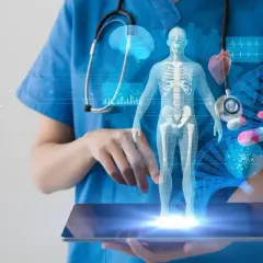 Lekarz w niebieskim fartuchu trzyma tablet z hologramem ludzkiego ciała, organów i DNA.
