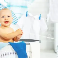 Jaki odplamiacz dla niemowląt jest bezpieczny i hipoalergiczny?