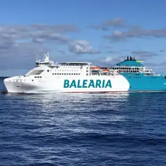 Un gran barco de Baleària navega por el mar azul, rumbo a Mallorca desde Valencia.