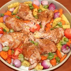 Kurczak w rękawie jak piec, gotowy do pieczenia z ziemniakami, marchewką, cebulką i pomidorem.