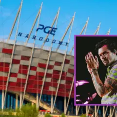 Harry Styles koncert na PGE Narodowym. Artysta w kolorowej koszuli, z dłońmi złożonymi w geście.