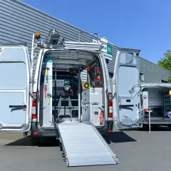 Un fourgon aménagé pour le montage, prêt à l'emploi avec ses outils et sa rampe.