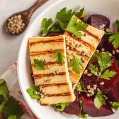 Grillowany tofu z burakami i ziołami. Idealne na dietę bez glutenu, nabiału i cukru. Przepisy na zdrowe posiłki.
