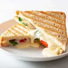 Ile kalorii ma tost z serem? Poznaj dokładną wartość i fakty