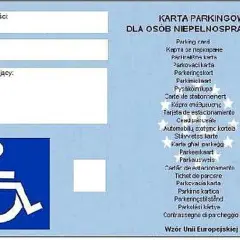 Karta parkingowa dla osób niepełnosprawnych z symbolem wózka inwalidzkiego. Wzór Unii Europejskiej.