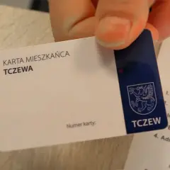 Karta mieszkańca Tczewa w ręce. Gdzie jest data ważności na karcie? Nie widać jej na tym zdjęciu.