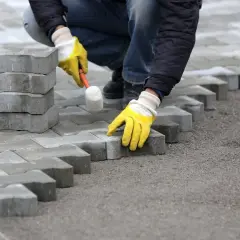 Układanie kostki brukowej. Paleta kostki brukowej czeka, by pokryć kolejne m2 nawierzchni.