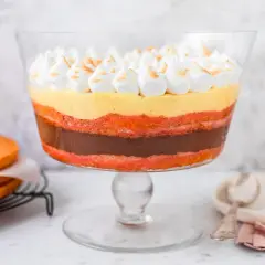 Deliziosa zuppa inglese ricetta in coppa, con strati di pan di Spagna, crema pasticcera, cioccolato e meringhe.