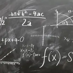 Tablica z równaniami, wykresami i wzorami matematycznymi, w tym mnożenie pierwiastków.