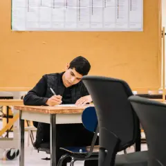 Strój na obronę magisterską latem? Uniknij wpadki i czuj się pewnie!