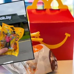 Ręka trzyma paczki z zabawkami z zestawu happy meal McDonald's. W tle czerwone pudełko z uśmiechem i frytki.