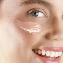 Primer trasparente applicato sul viso, pronto per il trucco. Scopri come si usa il primer per una pelle perfetta.