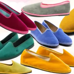 Un arcobaleno di scarpe veneziane in velluto: fucsia, verde smeraldo, blu elettrico, grigio, giallo ocra e bordeaux.