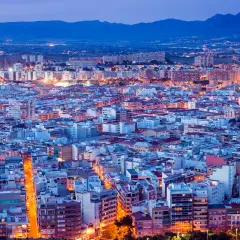 Alicante nocą, pełne świateł miasto, gdzie nawet w listopadzie pogoda sprzyja spacerom po rozświetlonych ulicach.