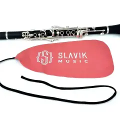 Elegancki klarnet leży obok różowego pokrowca z logo Slavik Music. Obój i klarnet to instrumenty dęte drewniane.