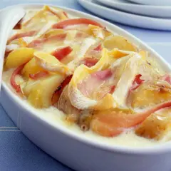 Plat gratiné de pommes de terre, fromage fondant et fines tranches de jambon cru. Un délice de tartiflette jambon cru.