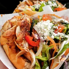 Pyszny kebab z kurczakiem, warzywami i fetą. Idealny na szybki posiłek, choć warto pamiętać o jego kaloryczności.