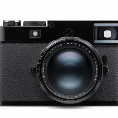 Elegancki, czarny aparat Leica z obiektywem Noctilux. Klasyczna marka aparatów fotograficznych, symbol jakości.