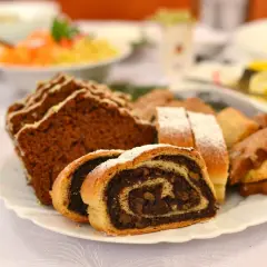 Na talerzu ciasto drożdżowe z makiem, piernik i ciasteczka. Idealne, by dowiedzieć się, jak sparzyć mak.