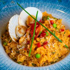 Un crémeux risotto aux fruits de mer, garni de noix de Saint-Jacques poêlées et de crevettes. Une recette risotto qui fait voyager les papilles.