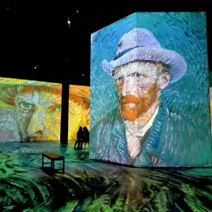 Wystawa Van Gogh w Warszawie: wielkoformatowe projekcje obrazów artysty, w tym portretów, ożywiają przestrzeń.