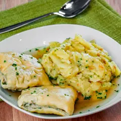 Hausgemachte Maultaschen mit Kartoffelsalat, ein Genuss, wenn man Maultaschen selber machen möchte.