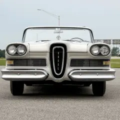 Biały kabriolet Edsel z charakterystycznym grillem, zaparkowany na drodze.