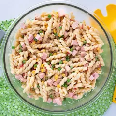 Ensalada de pasta con jamón, guisantes y maíz, cremosa y deliciosa. Perfecta para tu próxima receta ensalada de pasta con mayonesa.