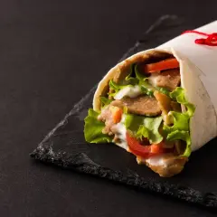 Ile kalorii ma duży kebab w tortilli? 5 trików na zdrowszą wersję