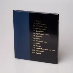 Okładka albumu z listą utworów, w tym "Dresscode".