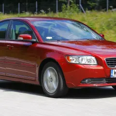 Czerwone Volvo S40 2.0 diesel w ruchu drogowym, z widocznym grillem i tablicą rejestracyjną WN 94827.