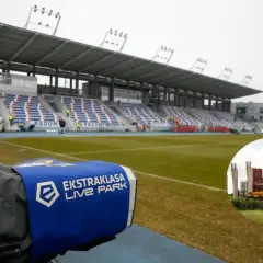 Stadion RKS Radomiak Radom w budowie. Widać trybuny, boisko i fragmenty prac budowlanych.