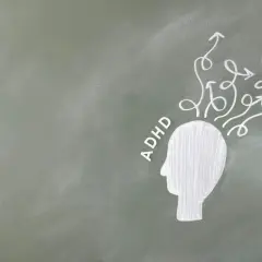 Kopf mit Pfeilen, die Chaos symbolisieren, neben dem Wort "ADHD". Magnesium kann bei ADHD helfen.