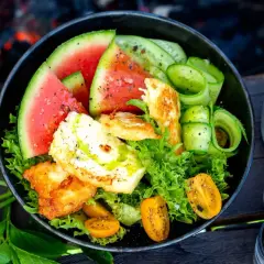 En härlig halloumi sallad med vattenmelon, gurka och körsbärstomater. Perfekt för en sommarmåltid vid grillen.