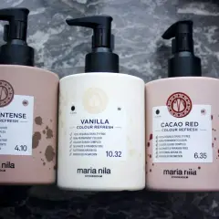 Tre flaskor Maria Nila Colour Refresh i nyanserna Cacao Intense, Vanilla och Cacao Red. Perfekt för en färginpackning hemma.